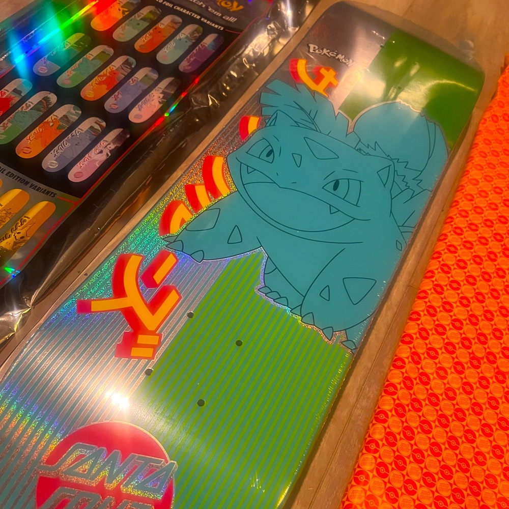 POKEMON x Santa Cruz LIMITED EDITION SKATEBOARD (Ivysaur) IN HAND/opened!